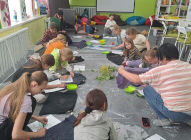 Un'immagine di bambini ed educatori all'ionterno di una ludoteca di Ai.Bi. in Ucraina