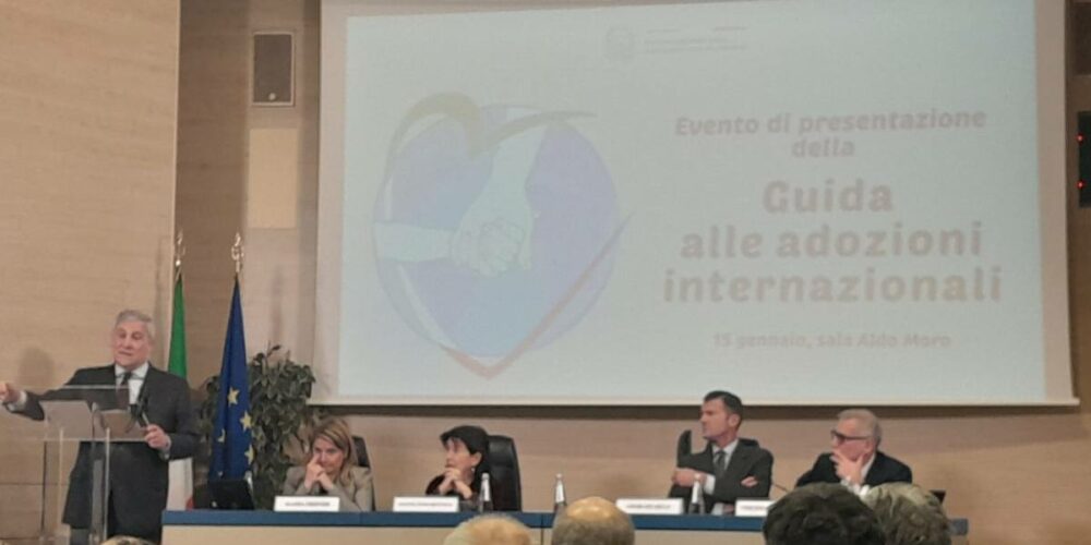 Un momento della presentazione della Guida alle Adozioni