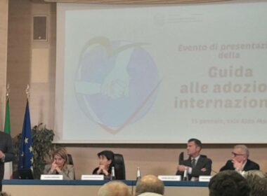 Un momento della presentazione della Guida alle Adozioni