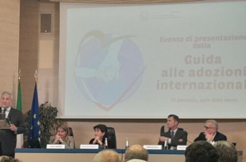 Un momento della presentazione della Guida alle Adozioni