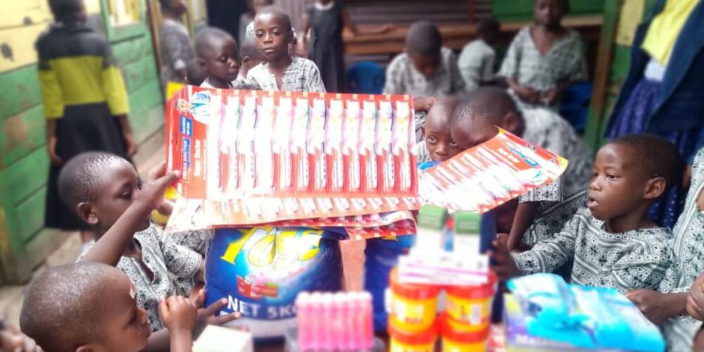 Distribuzione di medicinali all'interno di un orfanotrofio in Repubblica Democratica del Congo. Fondamentale il lavoro di prevenzione per malattie come l'AIDS, ancora molto diffuso