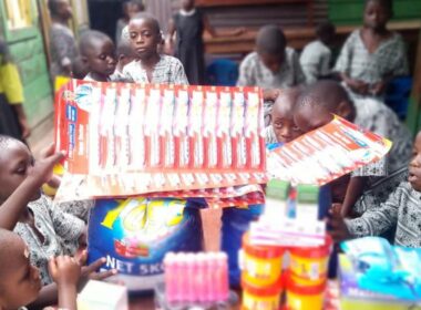 Distribuzione di medicinali all'interno di un orfanotrofio in Repubblica Democratica del Congo. Fondamentale il lavoro di prevenzione per malattie come l'AIDS, ancora molto diffuso