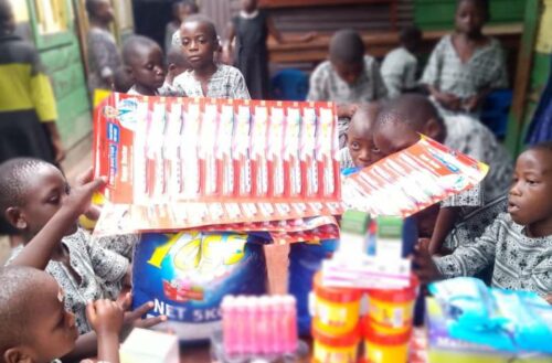 Distribuzione di medicinali all'interno di un orfanotrofio in Repubblica Democratica del Congo. Fondamentale il lavoro di prevenzione per malattie come l'AIDS, ancora molto diffuso