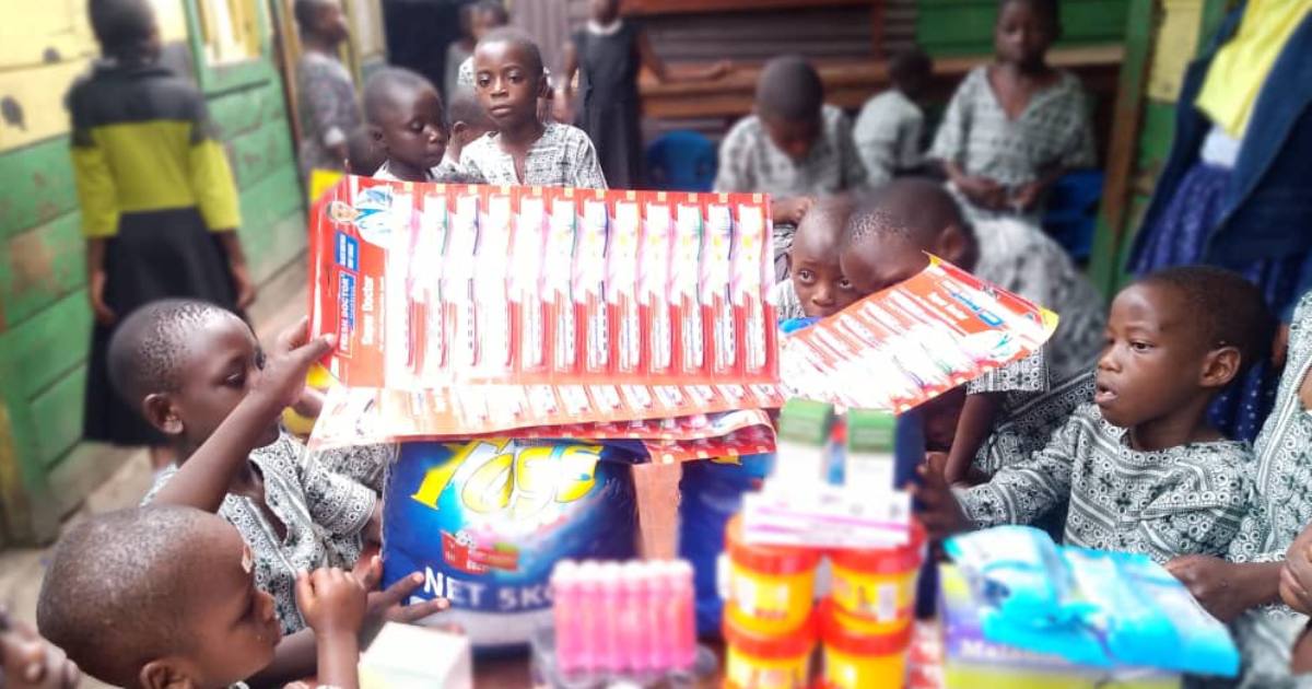 Distribuzione di medicinali all'interno di un orfanotrofio in Repubblica Democratica del Congo. Fondamentale il lavoro di prevenzione per malattie come l'AIDS, ancora molto diffuso