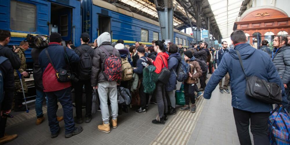 ifugiati ucraini alla stazione ferroviaria di Leopoli in attesa del treno