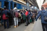 ifugiati ucraini alla stazione ferroviaria di Leopoli in attesa del treno