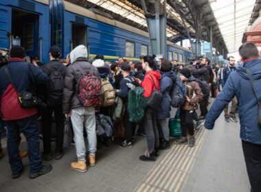ifugiati ucraini alla stazione ferroviaria di Leopoli in attesa del treno