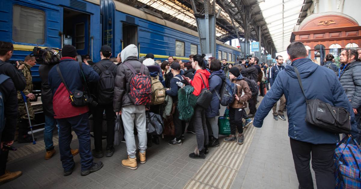ifugiati ucraini alla stazione ferroviaria di Leopoli in attesa del treno
