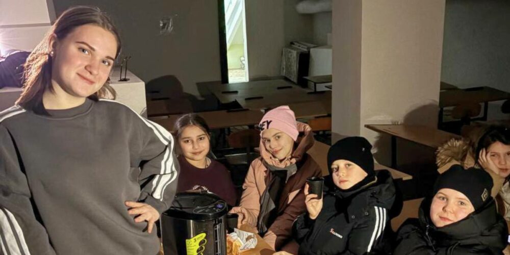 Educatrice e bamdini nella ludoteca di Volodarka in Ucraina