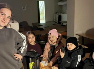 Educatrice e bamdini nella ludoteca di Volodarka in Ucraina