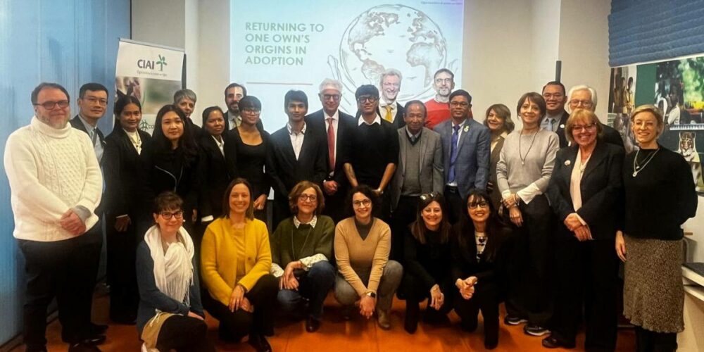 Una foto della delegazione della Cambogia arrivata a Milano per incontrare gli enti autorizzati alle adozioni internazionali Ai.Bi. Amici dei Bambini e CIAI