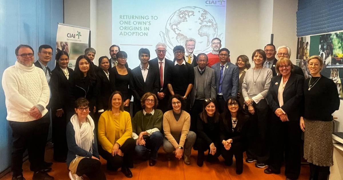 Una foto della delegazione della Cambogia arrivata a Milano per incontrare gli enti autorizzati alle adozioni internazionali Ai.Bi. Amici dei Bambini e CIAI