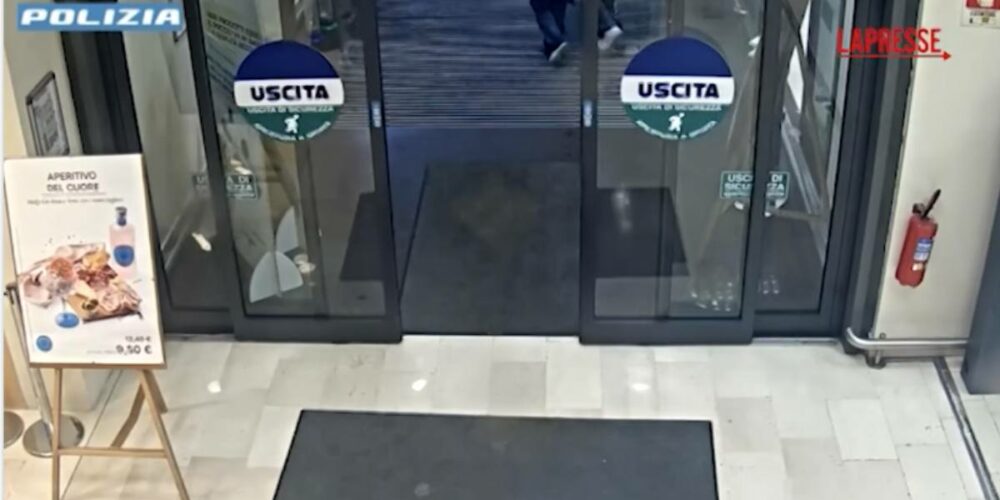 Un frame del video della polizia del tentativo di rapimento avvenuto all'uscita di un supermercato di Bergamo