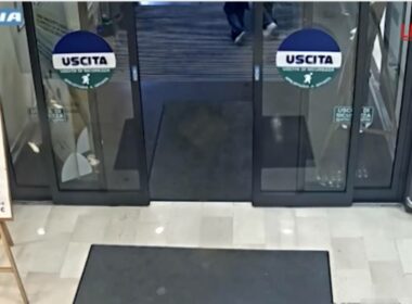Un frame del video della polizia del tentativo di rapimento avvenuto all'uscita di un supermercato di Bergamo