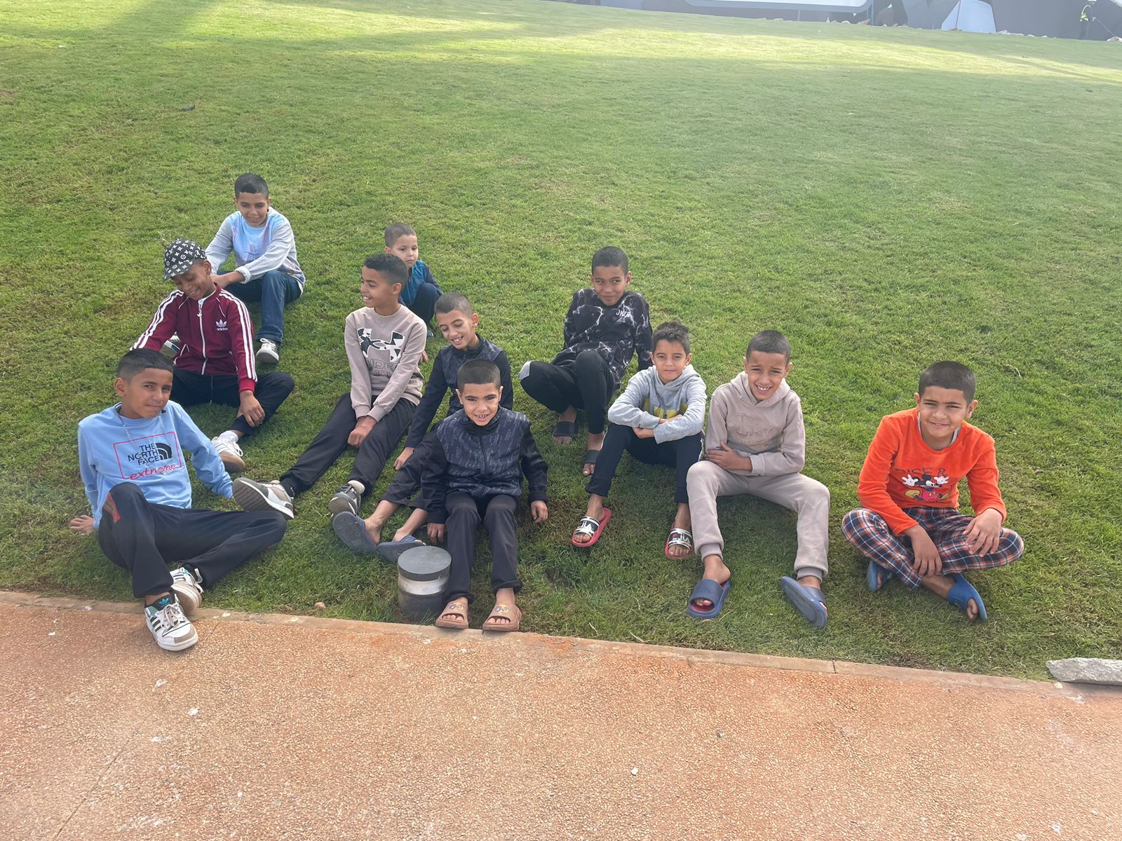 bambini del cengro Akkarì, in Marocco, che grazie all'accoglienza in orfanotrofio possono pensare a un futuro differente