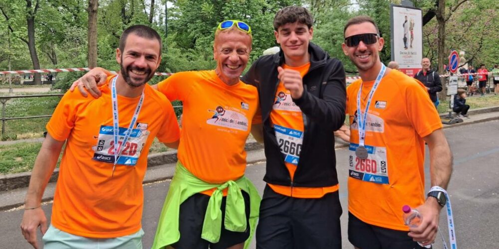 La staffetta di Auto500 che ha corso la Milano marathon 2026 con Ai.Bi. in difesa dei diritti dei minori