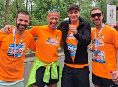 La staffetta di Auto500 che ha corso la Milano marathon 2026 con Ai.Bi. in difesa dei diritti dei minori