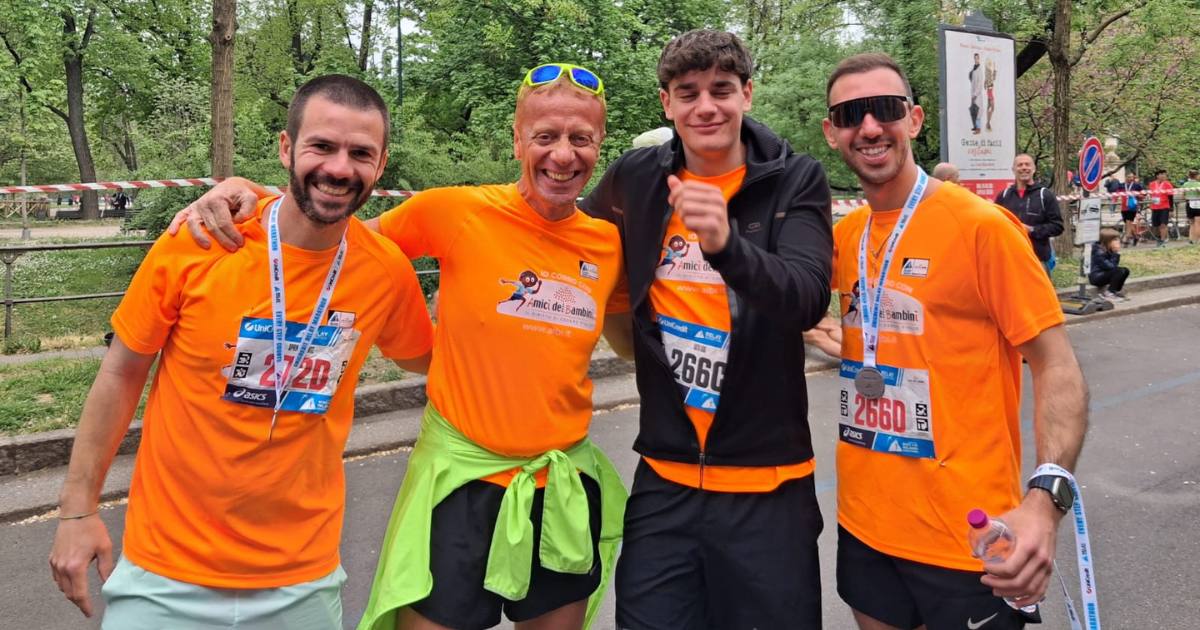 La staffetta di Auto500 che ha corso la Milano marathon 2026 con Ai.Bi. in difesa dei diritti dei minori