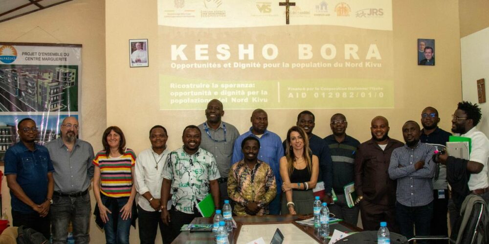 Una foto di gruppo di tutti i soggetti coinvolti nel nuovo progetto in Repubblica Democratica del Congo Kesho Bora, finanziato da AICS