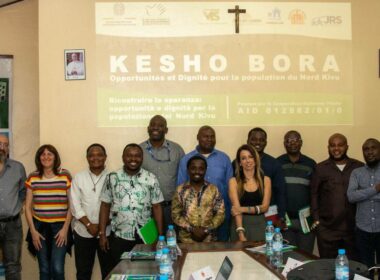 Una foto di gruppo di tutti i soggetti coinvolti nel nuovo progetto in Repubblica Democratica del Congo Kesho Bora, finanziato da AICS