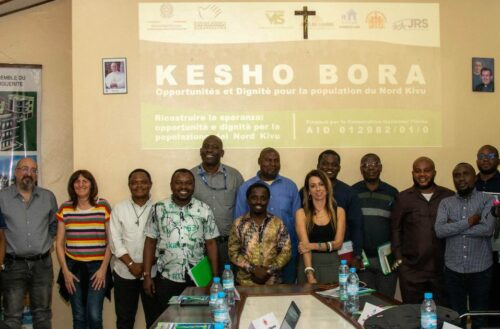 Una foto di gruppo di tutti i soggetti coinvolti nel nuovo progetto in Repubblica Democratica del Congo Kesho Bora, finanziato da AICS