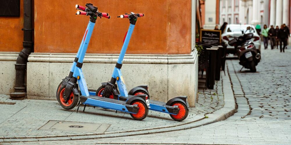 Monopattini elettrici in sharing in sosta