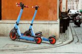 Monopattini elettrici in sharing in sosta