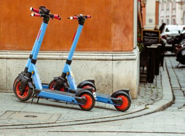 Monopattini elettrici in sharing in sosta
