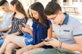 Francia, via libera definitivo alla legge che vieta i social agli under 15
