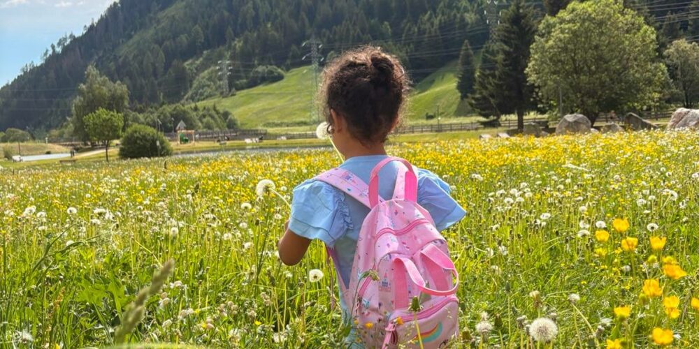 Una bambina delle comunità di Ai.Bi. durane la vacanza al Camping Cevedale