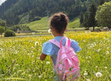 Una bambina delle comunità di Ai.Bi. durane la vacanza al Camping Cevedale