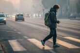 Nuovo codice della Strada: multa per i pedoni che attraversano guardando il cellulare?
