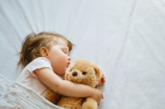 Sonno e scuola: quante ore devono dormire bambini e adolescenti per affrontare bene le lezioni