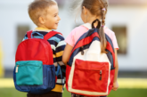 Zaino scolastico: quanto deve pesare e come proteggere la schiena dei bambini