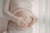 Maternità surrogata e traffico di ovociti. Maxi processo in Grecia: sotto accusa una clinica per lo sfruttamento e la tratta di donne