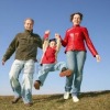 2192008-famiglia-con-bambino-in-esecuzione-sul-prato-di-primavera