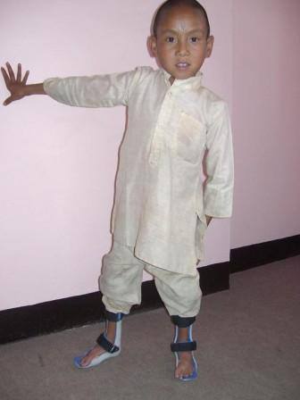 Sujan Raj con  le nuove scarpe15.07.10