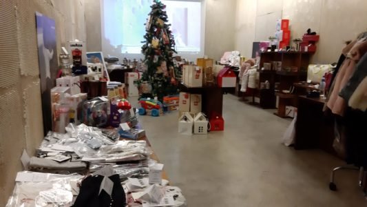 Regali Di Natale Ad Amici.In Cerca Degli Ultimi Regali Di Natale A Milano C E Una Grande Occasione Il Temporary Shop Di Ai Bi Ai Bi Amici Dei Bambini