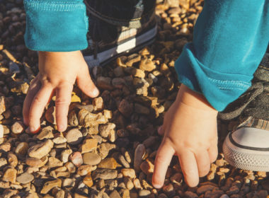 romania, troppi bambini abbandonati rispetto alle famiglie disponibili: urge l'adozione europea