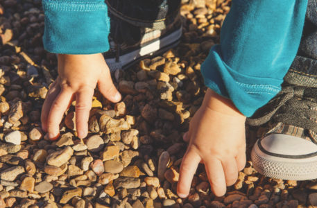 Romania, troppi bambini abbandonati rispetto alle famiglie disponibili: urge l'adozione europea