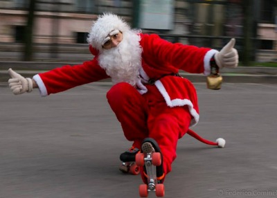 Data Di Nascita Di Babbo Natale.Milano Centinaia Di Babbo Natale Invadono Piazza Duomo Per Dire Nessunrifiuto Ai Bi Amici Dei Bambini