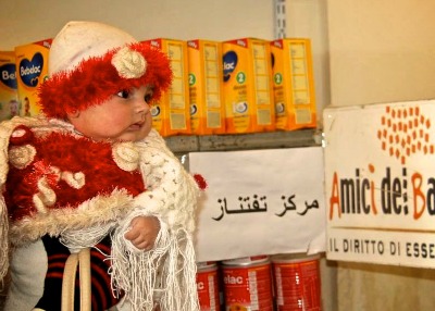 bambina siria latte