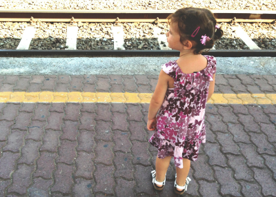 bambina treno