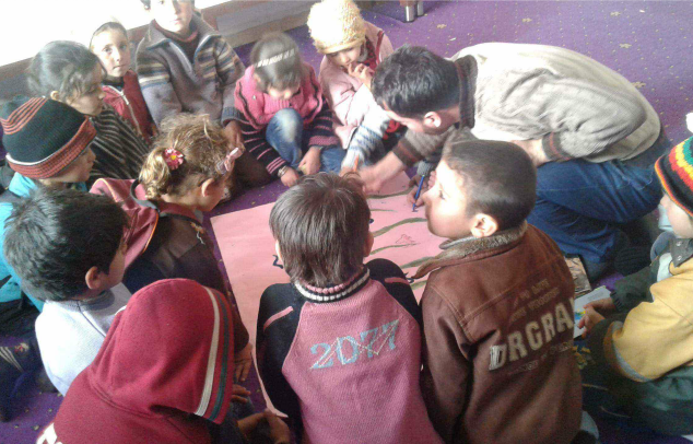 bambini siriani colorano in spazi per minori