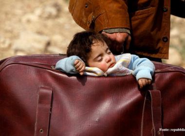 siria, il bambino nella valigia emblema della ricerca di pace del popolo siriano