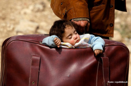 siria, il bambino nella valigia emblema della ricerca di pace del popolo siriano