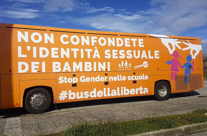 famiglia, qualche decina di manifestanti blocca con la forzail bus della libertà a Bologna