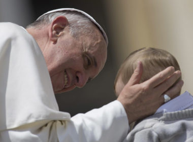 carezza della bimba adottiva a Papa Francesco ricambiata in Aula Nervi