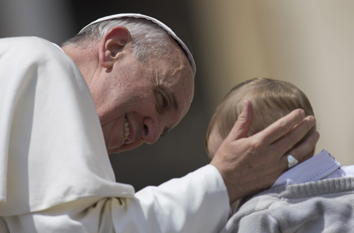 carezza della bimba adottiva a Papa Francesco ricambiata in Aula Nervi