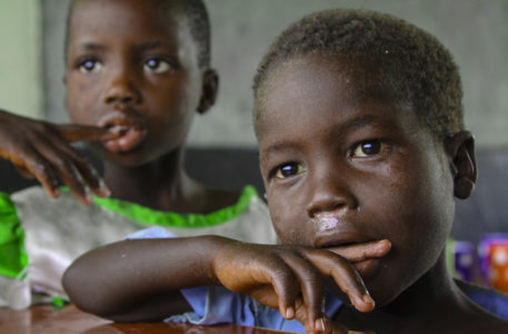 Congo. Furaini, 10 anni orfana: l'adozione a distanza può cambiarle la vita!